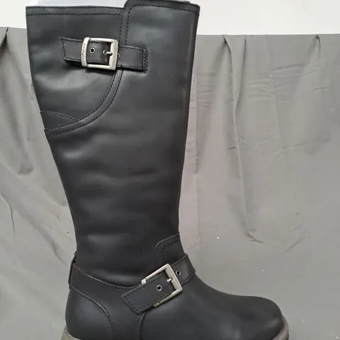 BOXED PAIR OF MOSHULU STARGAZER BOOTS IN BLACK UK SIZE 6