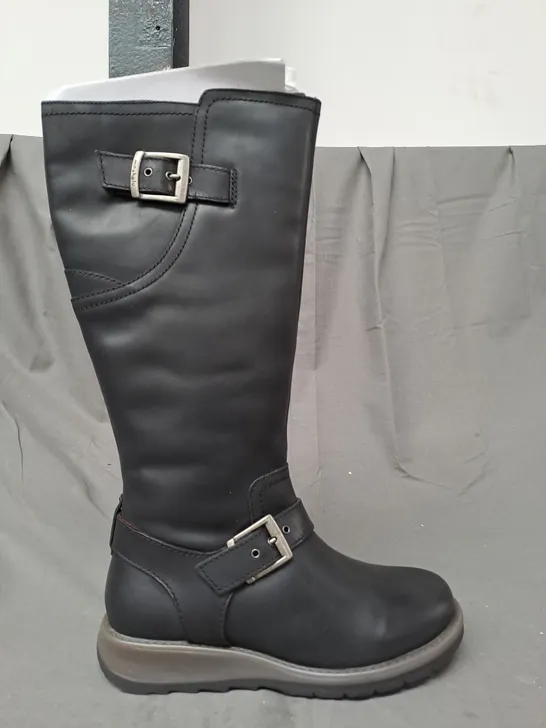 BOXED PAIR OF MOSHULU STARGAZER BOOTS IN BLACK UK SIZE 6