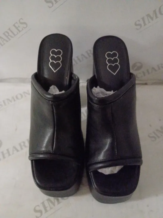 BOXED PAIR OF KOI WOMEN'S BALSA BLACK HEELED MULES SIZE 6