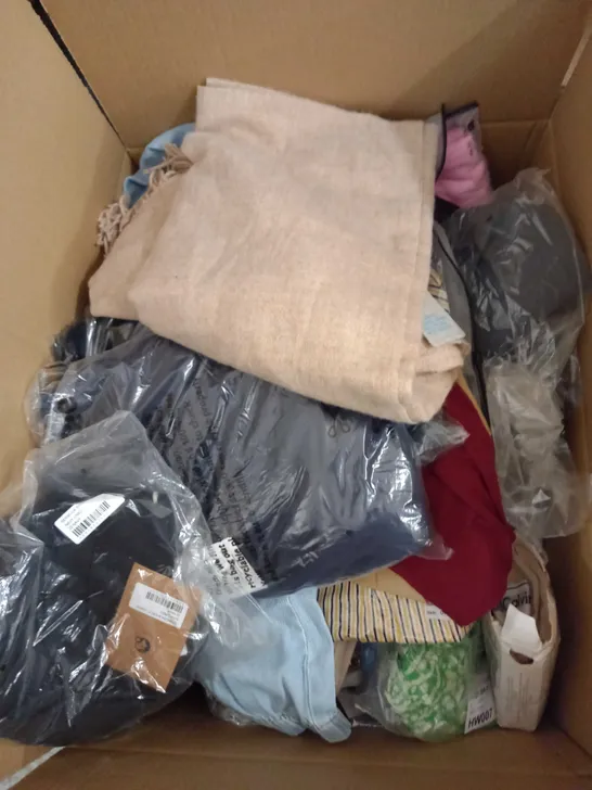 LARGE QUANTITY OF CLOTHING ITEMS TO INCLUDE DRESSES, SWEATERS, JEANS, T-SHIRTS, ETC