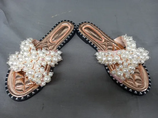 BOXED PAIR OF WHERE'S THAT FROM OPEN TOE SLIDERS IN METALLIC ROSE GOLD W. PEARL EFFECT UK SIZE 5