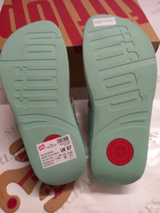 BOXED PAIR OF FITFLOPS WALKSTAR FINESTRIPE TOE-POST SANDALS IN SEA FOAM GREEN - UK 7