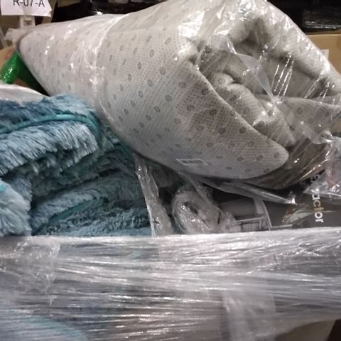 PALLET OF ASSORTED ITEMS INCLUDING OFFICE CHAIR, SOFT FAUX FUR RUG, SOFT BLUE RUG, ALCOK JUICE EXTRACTOR, CAMPING PAN