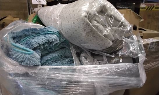 PALLET OF ASSORTED ITEMS INCLUDING OFFICE CHAIR, SOFT FAUX FUR RUG, SOFT BLUE RUG, ALCOK JUICE EXTRACTOR, CAMPING PAN