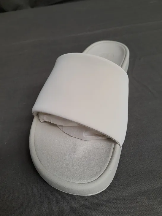 BOXED PAIR OF LULULEMON RESTFEEL SLIDERS SIZE UK 5.5