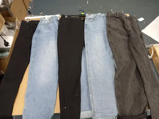 5 PAIRS OF FIRETRAP JEANS IN VARIOUS COLOURS/SIZES TO INCLUDE JET BLACK, WASHED LIGHT BLUE, CHARCOAL BLACK, ETC