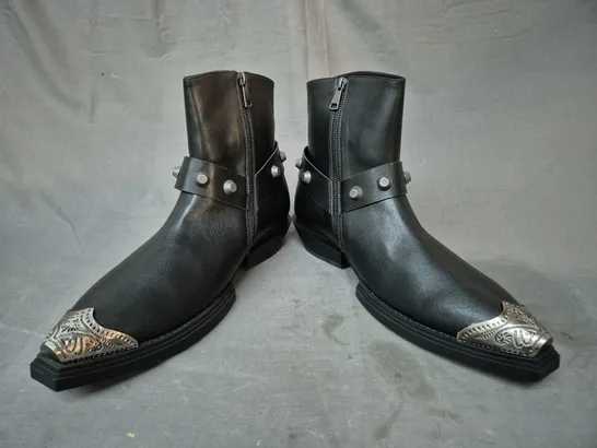 BOXED PAIR OF KOI SOULRENDER MEN'S HARDWARE COWBOY BOOTS IN BLACK/ANTIQUE SILVER UK SIZE 11