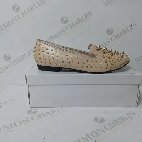 BOXED PAIR OF HOT LIPS SLIP ON SHOES IN NUDE SIZE 6