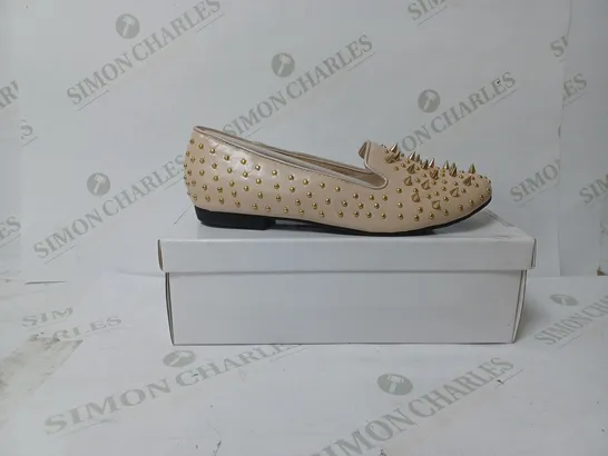 BOXED PAIR OF HOT LIPS SLIP ON SHOES IN NUDE SIZE 6