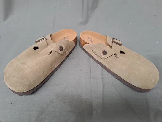 BOXED PAIR OF BIRKENSTOCK BOSTON BS SHOES IN TAUPE UK SIZE 5