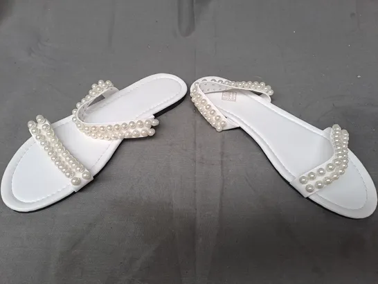 BOXED PAIR OF DESIGNER OPEN-TOE FLAT SANDALS IN WHITE W. PEARL EFFECT DETAIL EU SIZE 39