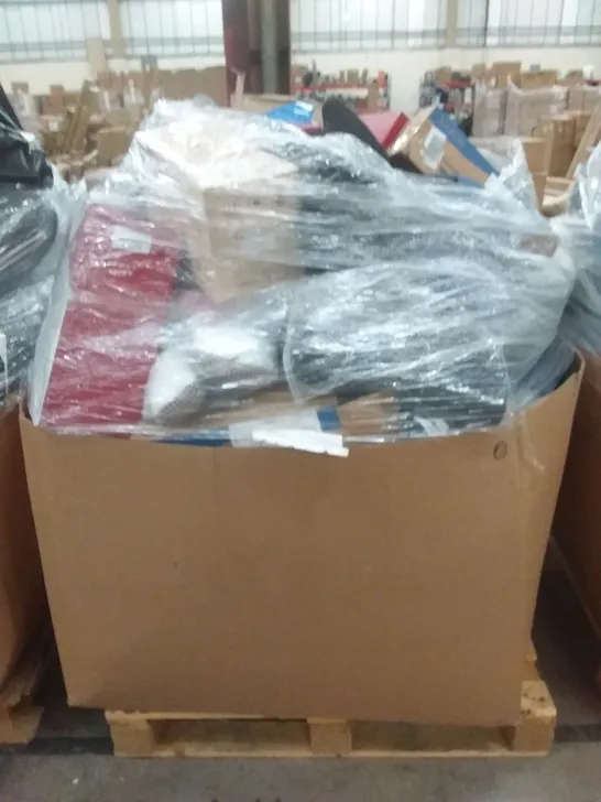 PALLET OF ASSORTED BEDDING ITEMS TO INCLUDE PILLOWS, CUSHIONS, NECK PILLOWS, MATTRESS PROTECTORS, U-PILLOW ETC