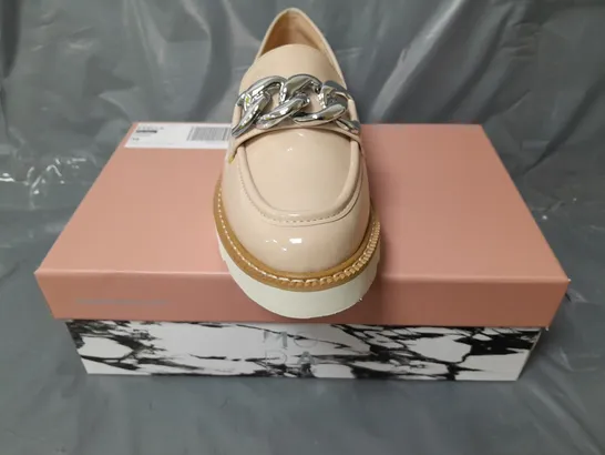 BOXED PAIR OF MODA IN PELLE CHUNKY LOAFERS IN NUDE W. SILVER EFFECT CHAIN SIZE 6