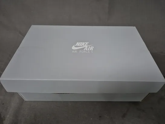 BOXED PAIR OF NIKE WOMEN'S AIR FORCE 1 '07 ESS SHOES IN WHITE/METALLIC SILVER UK SIZE 6.5