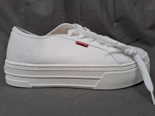 PAIR OF LEVI'S SHOES IN WHITE UK SIZE 5