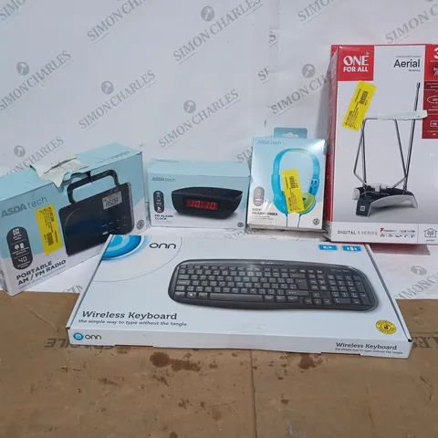 BOX OF APPROXIMATELY 14 ASSORTED ITEMS TO INCLUDE A WIRELESS KEYBOARD, HDTV INDOOR AERIAL AND A FM ALARM CLOCK