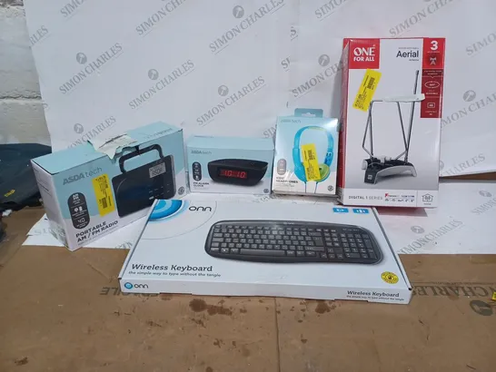 BOX OF APPROXIMATELY 14 ASSORTED ITEMS TO INCLUDE A WIRELESS KEYBOARD, HDTV INDOOR AERIAL AND A FM ALARM CLOCK