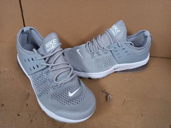 BOXED PAIR OF DESIGNER TRAINERS IN THE STYLE OF NIKE IN GREY EU SIZE 40