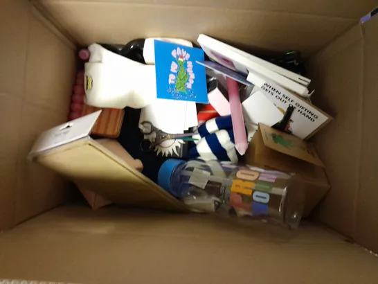 BOX OF APPROXIMATELY 15 ASSORTED ITEMS TO INCLUDE - SET OF 2 CANDLE STICKS - BREAKFAST MUG - EARBUDS CASE ECT