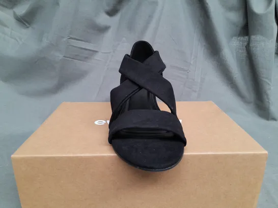 BOXED EVERYDAY BLACK OPEN TOE PLATFROM SANDALS - UK 6