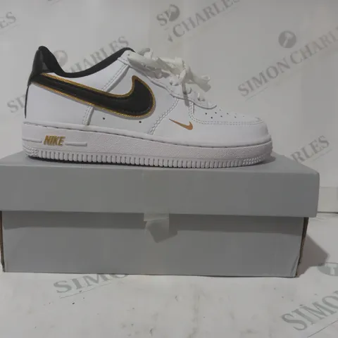 BOXED PAIR OF NIKE FORCE 1 LV8 KIDS SHOES IN WHITE/BLACK/GOLD UK SIZE 12