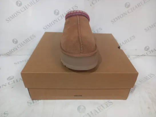 BOXED PAIR OF UGG WTAZZ SHOES IN CHESTNET UK SIZE 5