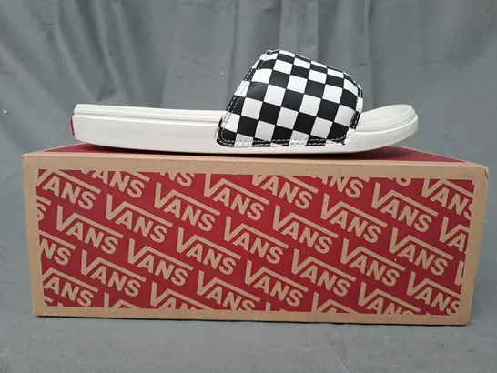 BOXED PAIR OF VANS LA COSTA SLIDERS IN WHITE/CHECKERBOARD UK SIZE 6.5