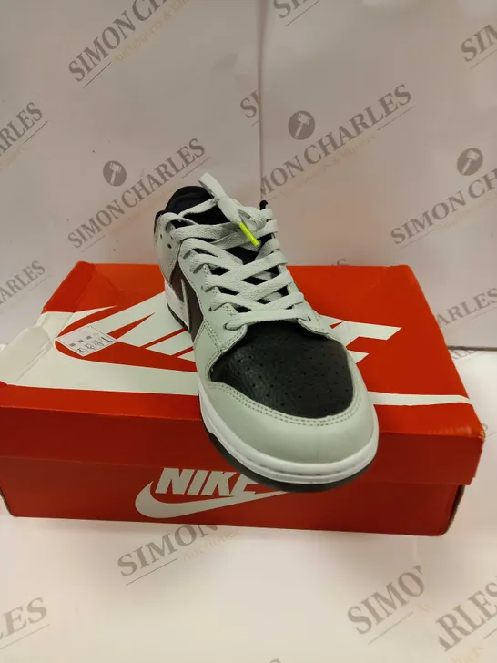 BOXED PAIR OF NIKE FD9756 DUNK LOW TRAINERS UK SIZE 8.5 