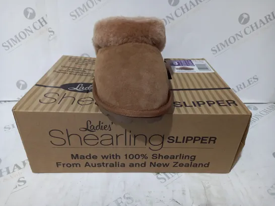 BOXED PAIR OF KIRKLAND LADIES SHEARLING SLIPPERS IN CHESTNUT UK SIZE 6