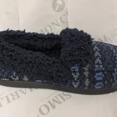 PAIR OF MUK LUKS ANAIS SLIPPERS IN NAVY/LIGHT BLUE - SIZE 8
