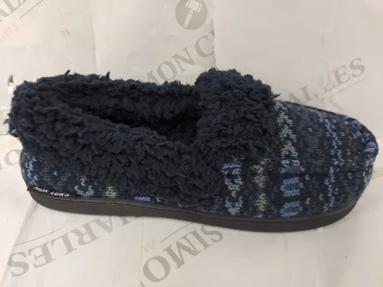 PAIR OF MUK LUKS ANAIS SLIPPERS IN NAVY/LIGHT BLUE - SIZE 8