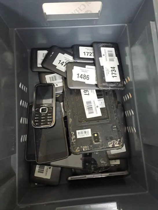 BOX OF ASSORTED ELECTRONICALS TO INCLUDE MOTOROLA, SAMSUNG, BEAFON ETC