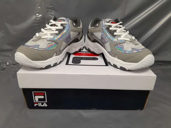 BOXED PAIR OF FILA SELECT LOW SHOES IN GREY/VIOLET W. PRISMATIC EFFECT UK SIZE 4