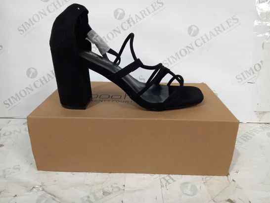 BOXED PAIR OF BOOHOO STRAPPY BLOCK HEELED SANDALS IN BLACK UK SIZE 6