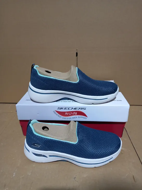 OUTLET SKECHERS GO WALK ARCH FIT GRATEFUL SLIP ON TRAINER SIZE 5.5