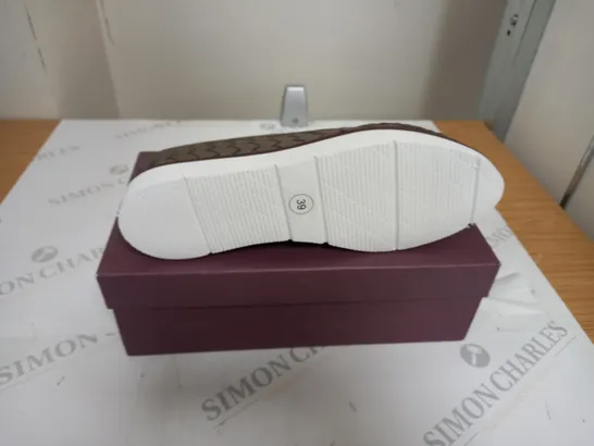 BOXED CARVELA FLAT LEATHER SHOES SIZE 39