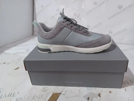 BOXED VIONIC TRAINERS IN GREY SIZE 7