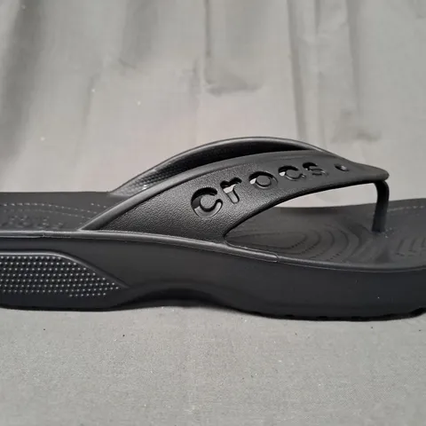 PAIR OF CROCS BAYA II FLIP SANDALS IN BLACK UK SIZE UK SIZE M10/W11