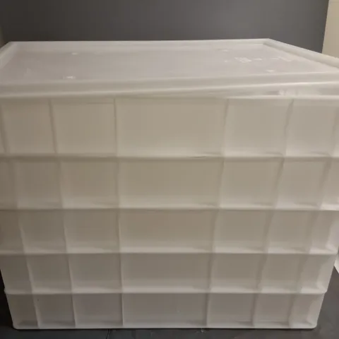 FIVE STACKABLE WHITE TRAYS WITH SINGLE LID