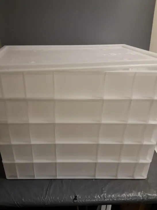 FIVE STACKABLE WHITE TRAYS WITH SINGLE LID