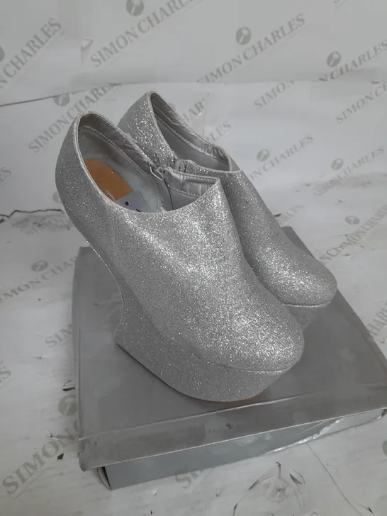 BOXED PAIR OF CASANDRA PLATFORM ANKLE SHOE IN SILVER GLITTER WITH SILVER STUD DETAIL SIZE 6