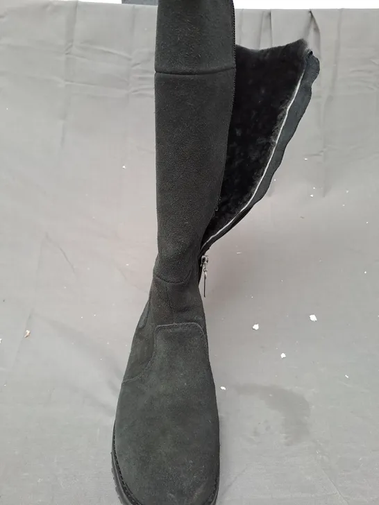 BOXED EMU AUSTRALIA MOONTA KNEE-HIGH BOOTS IN BLACK SIZE 6