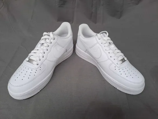 PAIR OF NIKE AIR FORCE 1 SHOES IN WHITE UK SIZE 7.5