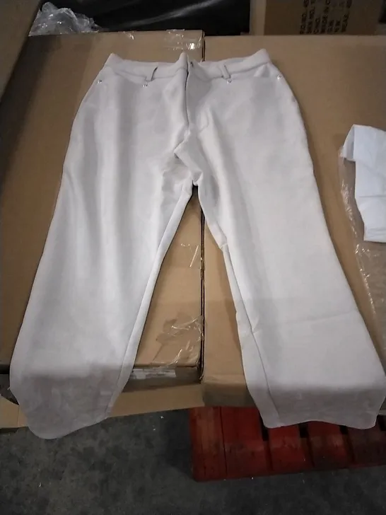 BOX OF APPROXIMATELY 13 MARLA WYNNE STRETCH FAUX SUEDE JEANS WHITE - SIZE 12 & 18