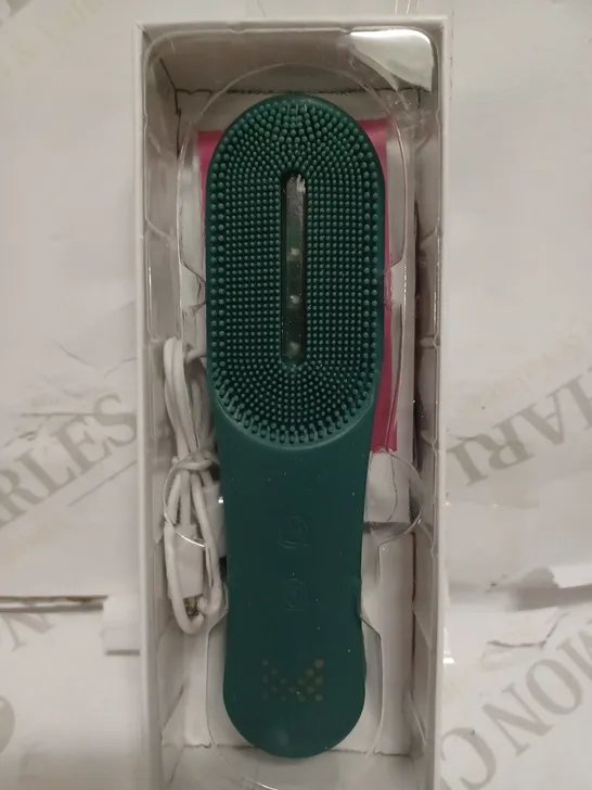 MAGNITONE XO LIGHTS OUT TRI COLOUR LED SILICONE CLEANSING BRUSH	