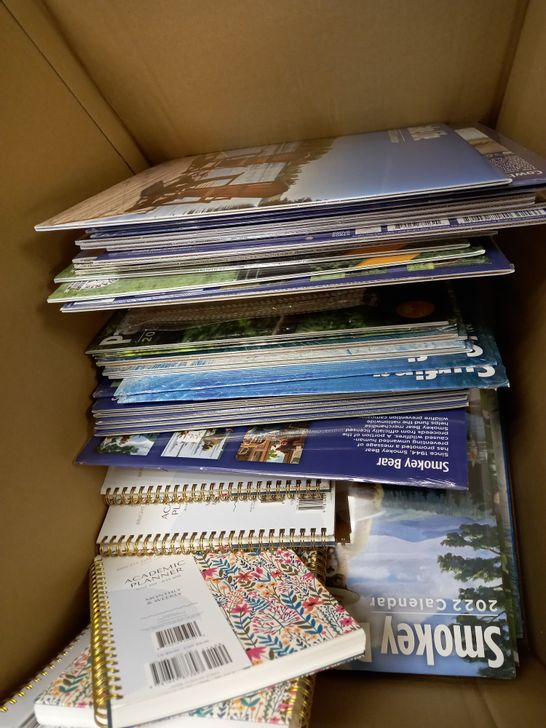 LOT OF APPROX. 30 ASSORTED WALL CALENDARS/DAY PLANNERS - 2022