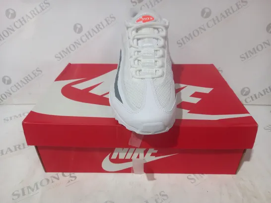 BOXED PAIR OF NIKE AIR MAX 95 ULTRA SHOES IN WHITE/GREY UK SIZE 10