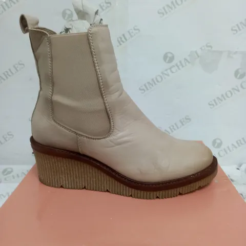 UNBOXED PAIR OF MODA IN PELLE AUDYN WEDGE ZIP BOOTS SIZE 7