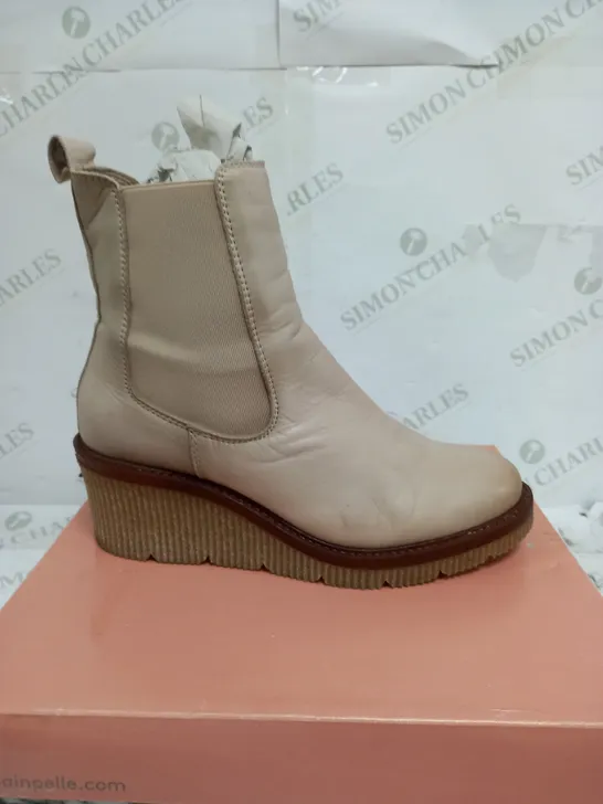 UNBOXED PAIR OF MODA IN PELLE AUDYN WEDGE ZIP BOOTS SIZE 7