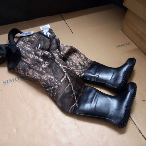 BOXED 8 FANS KIDS CAMO BOOT WADERS - 3t